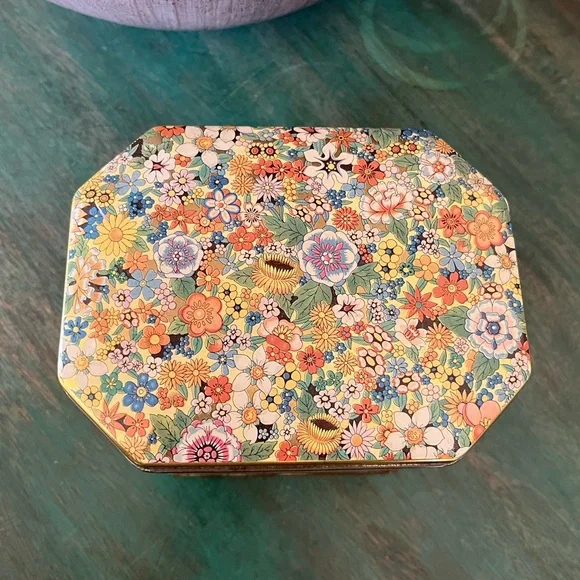 Vintage Floral Tin | Made in England | 5-1/2” W, 3-3/4” T, 4” D - Picture 4 of 9